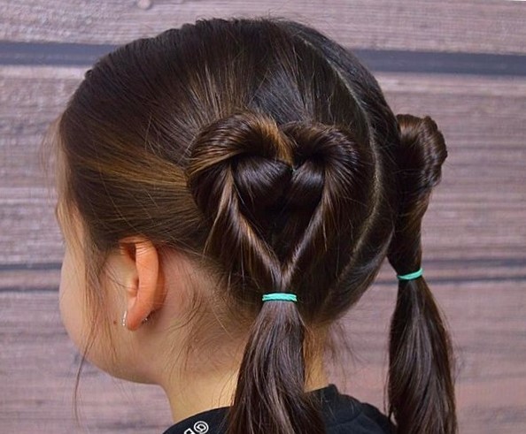 прическа в виде сердечек на средние волосы для девочек