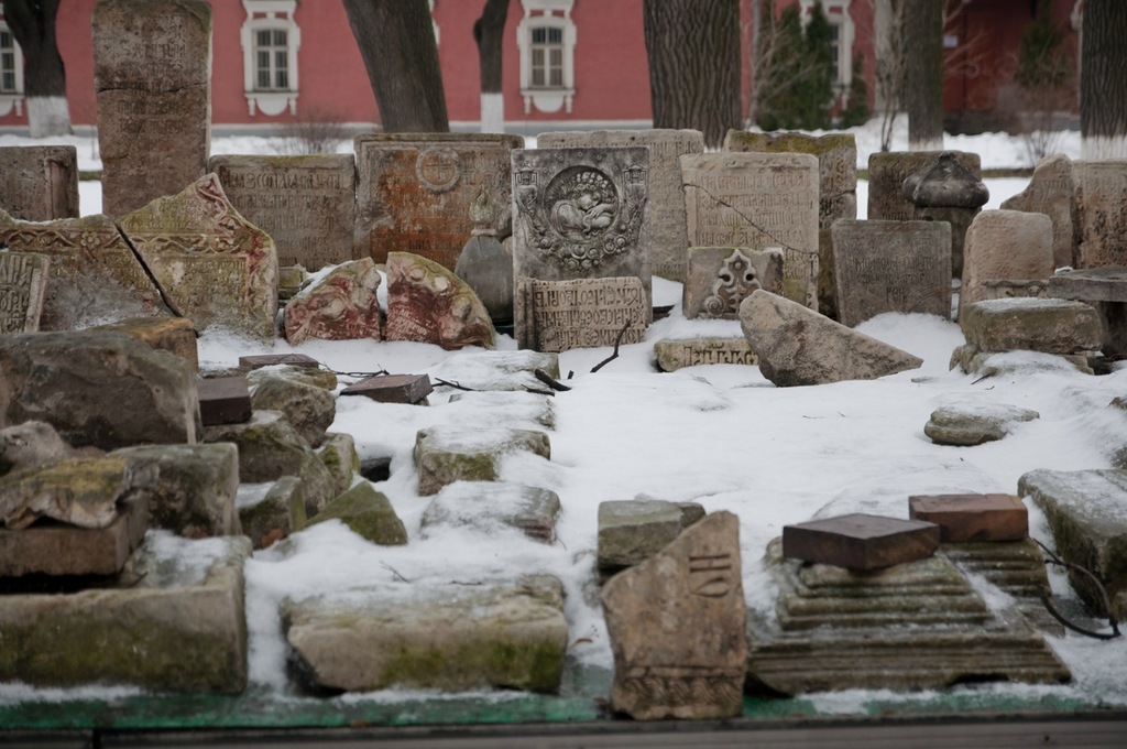остатки древних надгробий и барельефов Донского монастыря в Москве