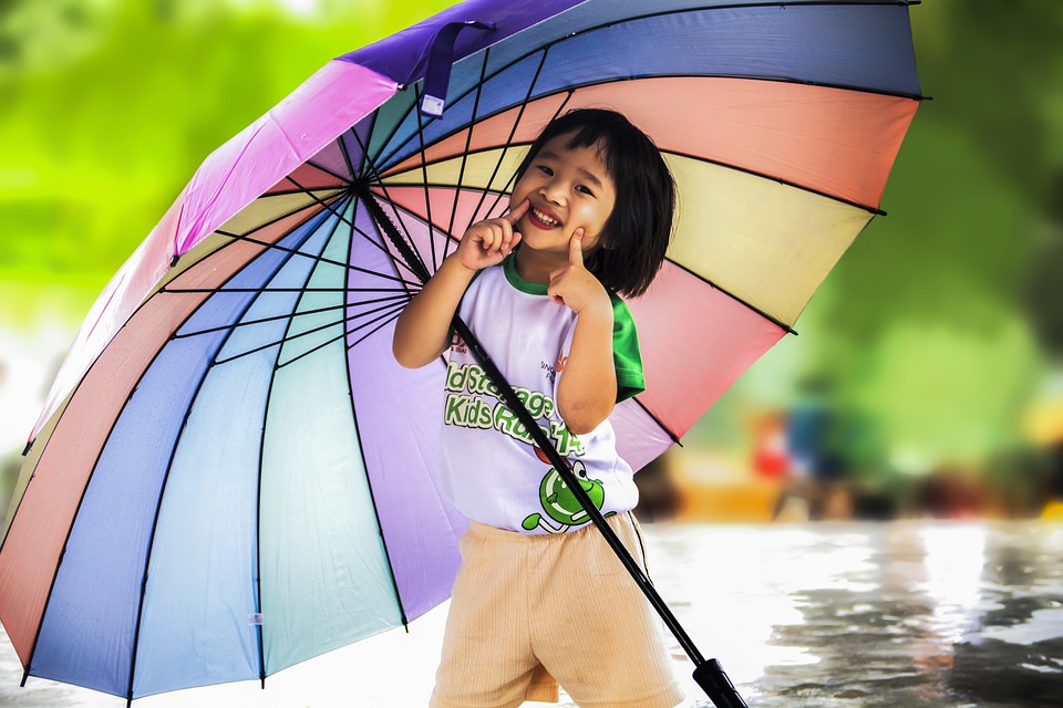 Девочка под большим зонтом
