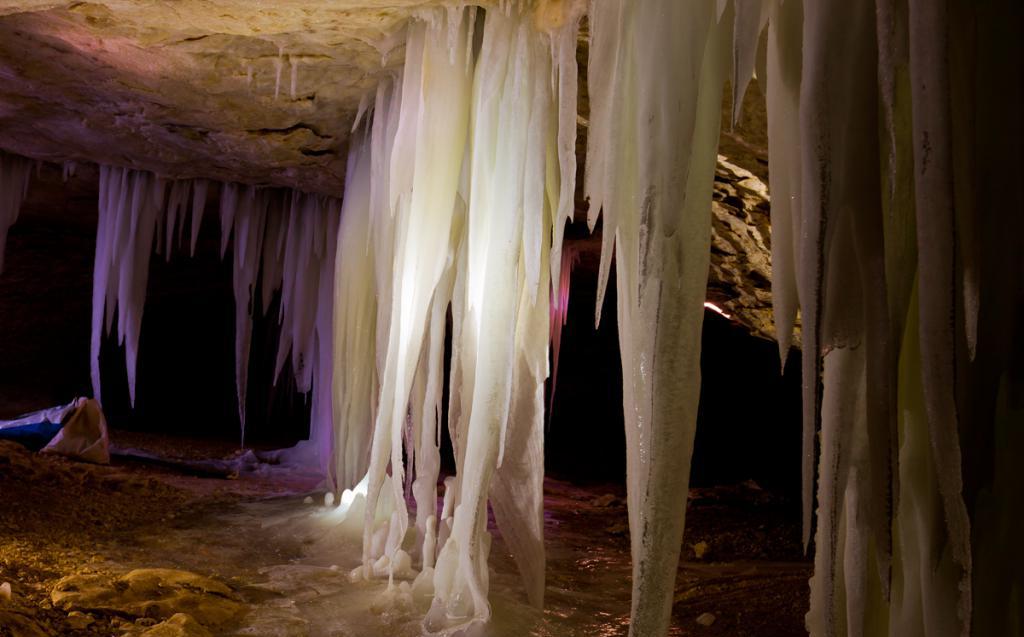 Ледяные сталактиты Пинежской пещеры