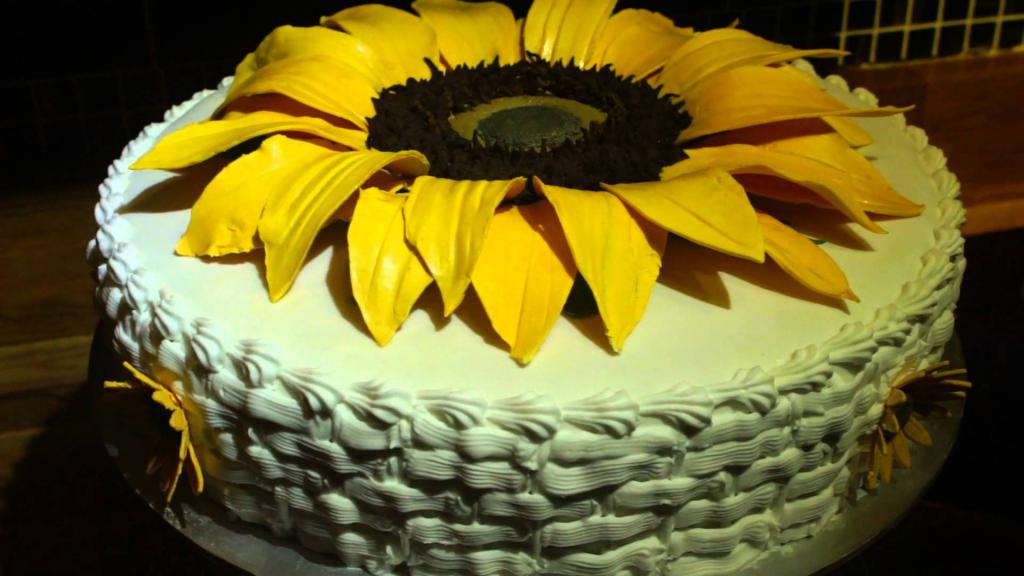 оформление торта посредством искусственного цветка