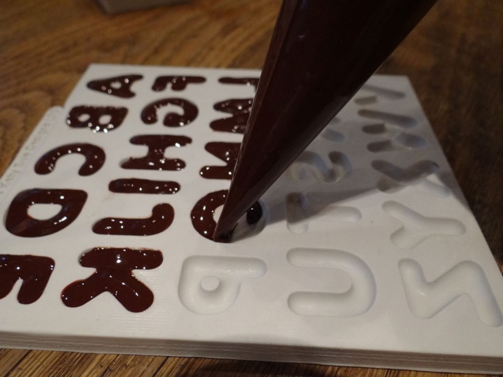 Как сделать шоколадные буквы для украшения торта: советы кондитера