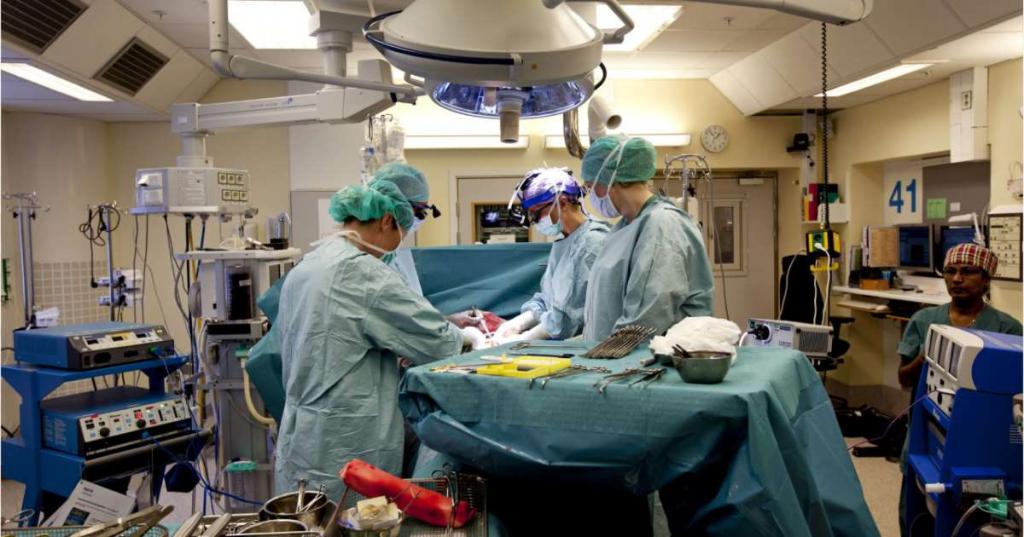 хирурги на операции