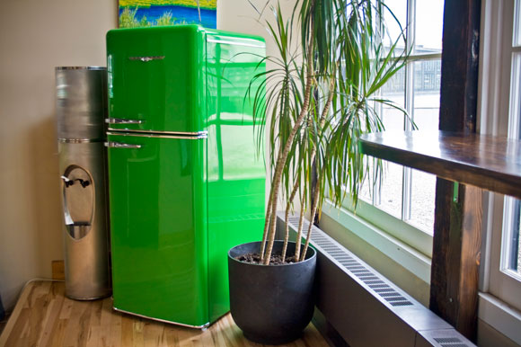 зеленый холодильник в интерьере
