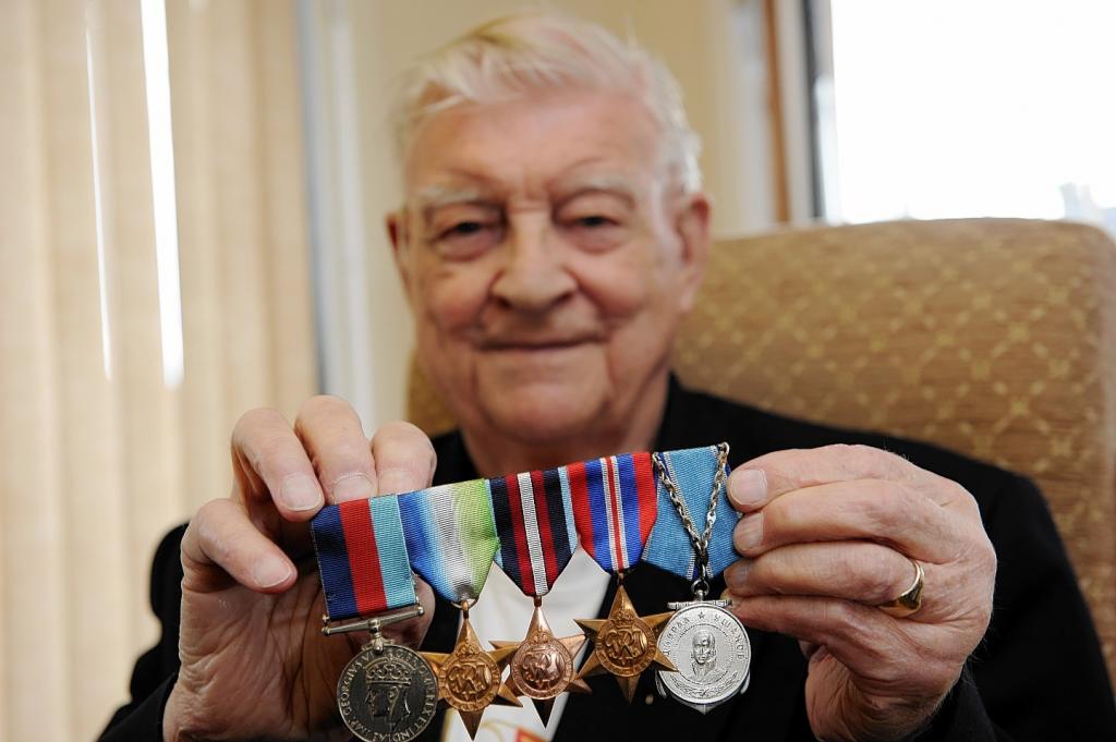 Военный пенсионер демонстрирует награды