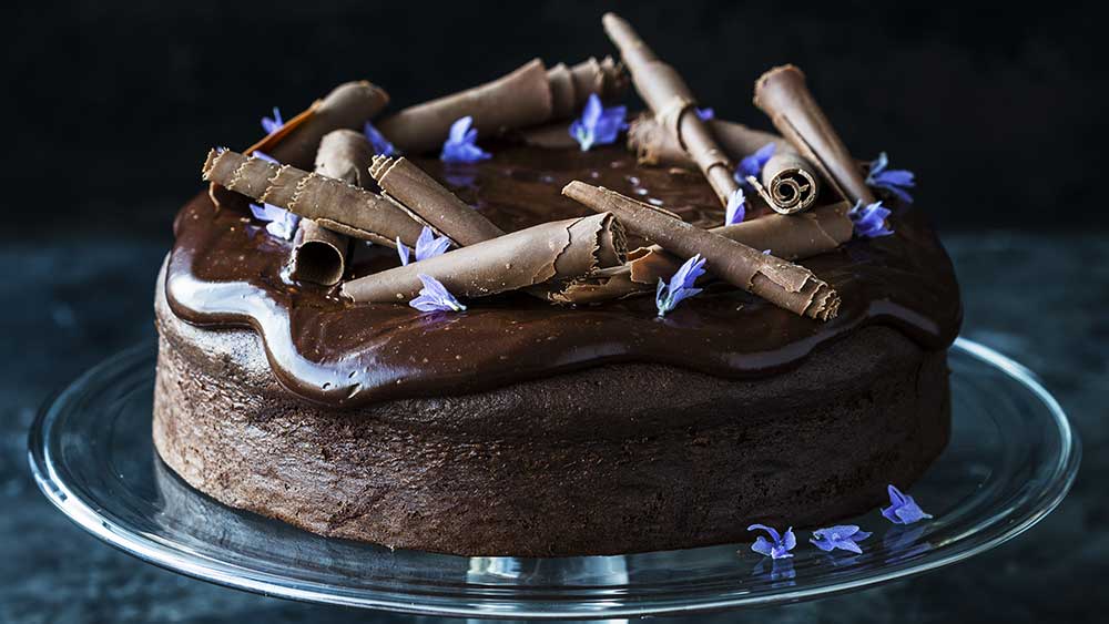 Шоколадный торт с немыслимым украшением