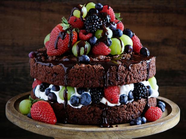 Шоколадный торт с плодами