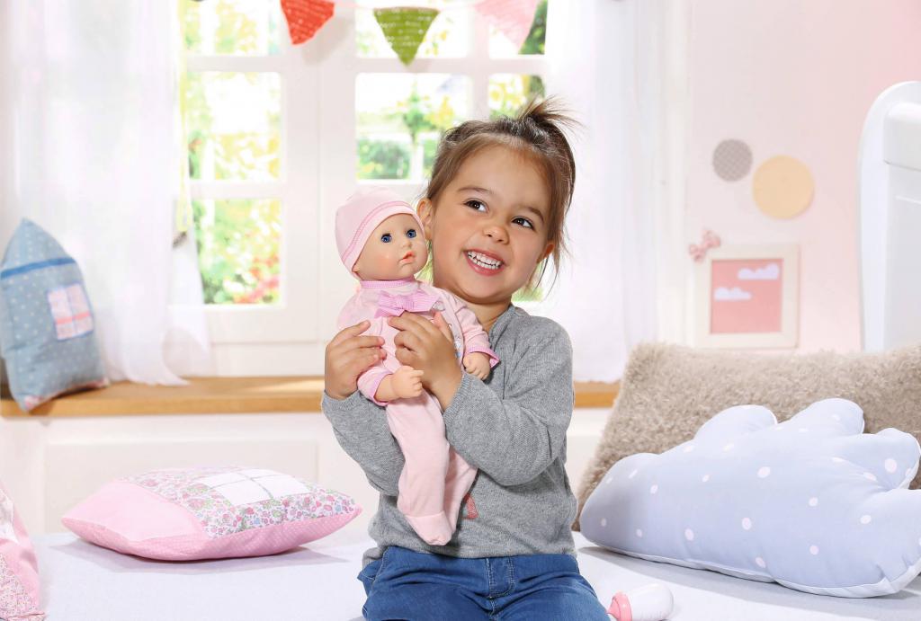 Девочка играет с куклой Анабель