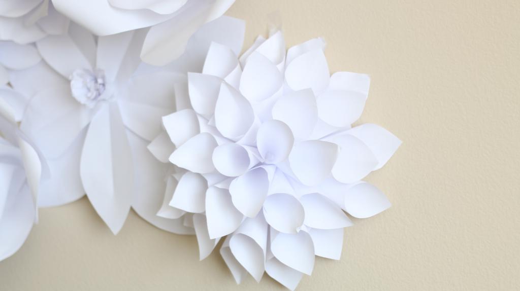 Цветы из белой бумаги