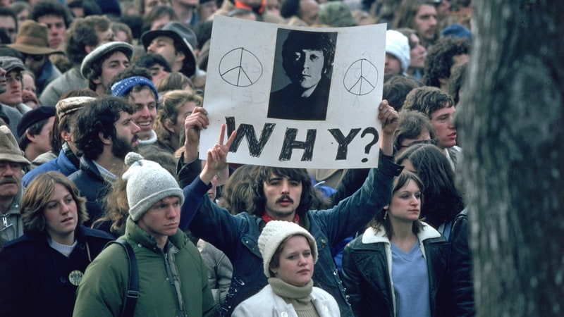 Фанаты с плакатом Леннона