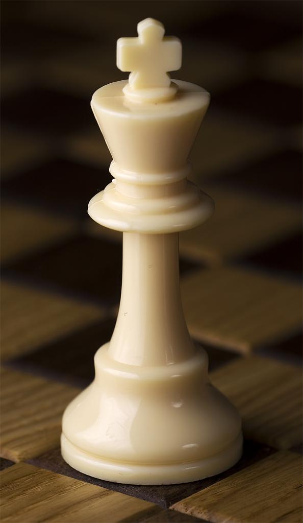где стоит король в шахматах