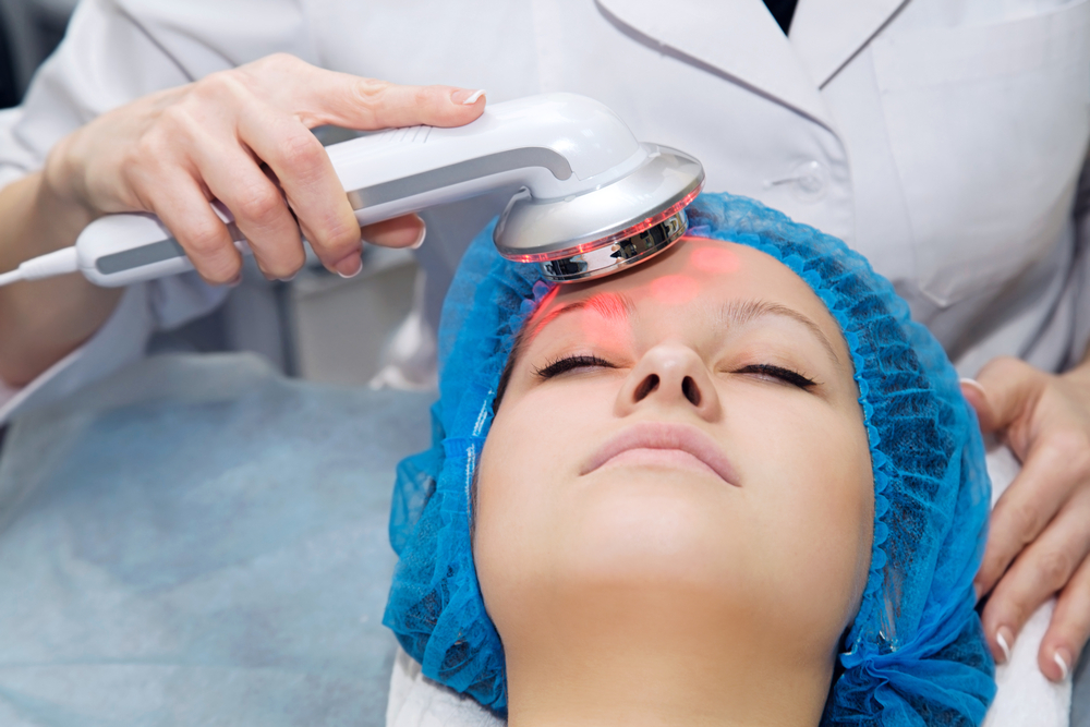 Фотодинамическая терапия в косметологии: описание процедуры, показания и противопоказания