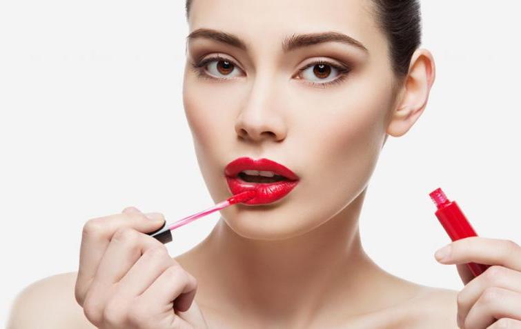 Как красиво красить губы: советы визажистов