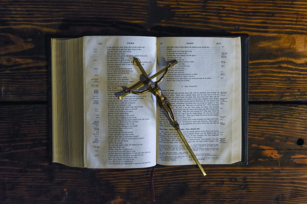 Крест и книга