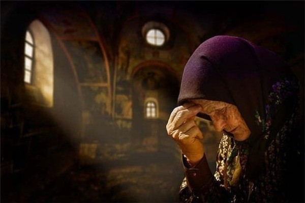 Старушка молится