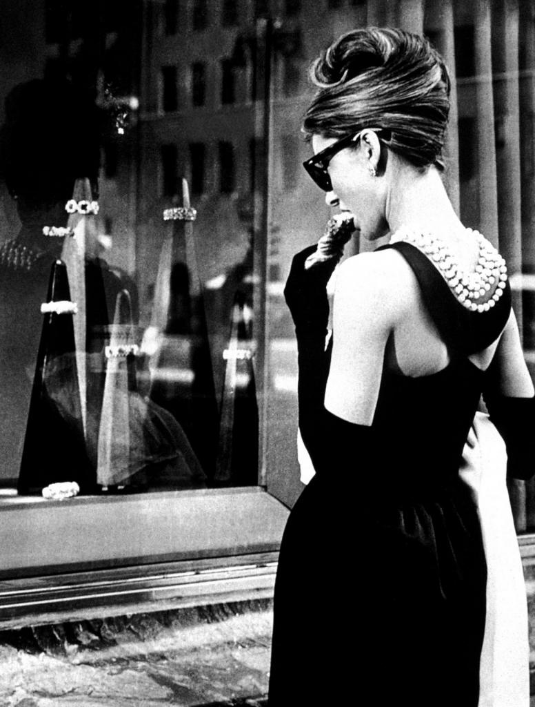Одри Хепберн. Длинное черное платье.