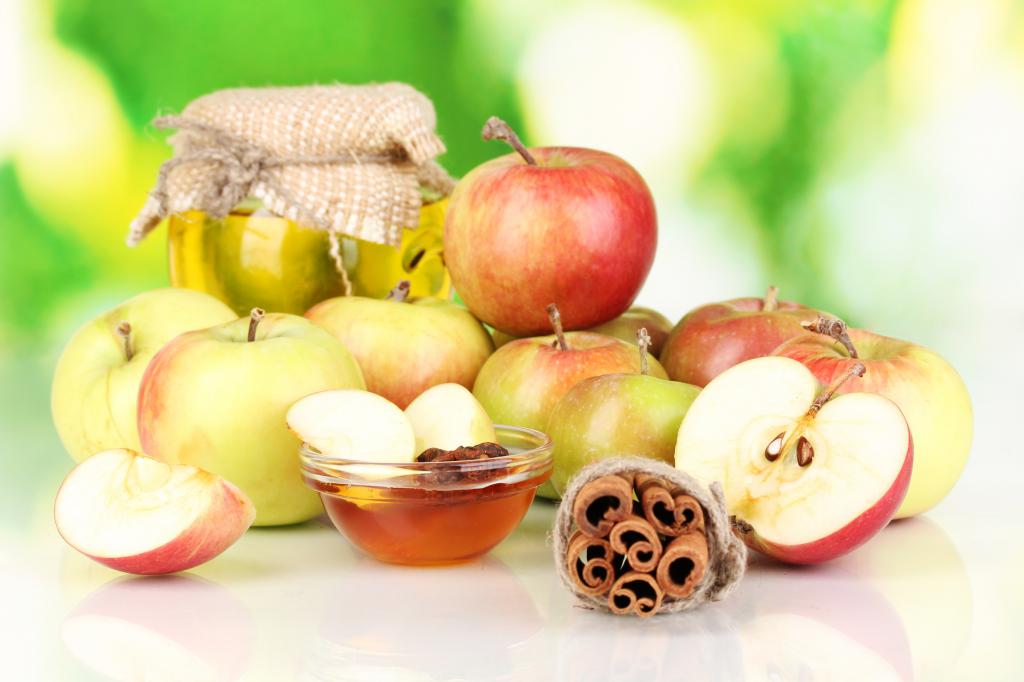Яблоки с медом и корицей