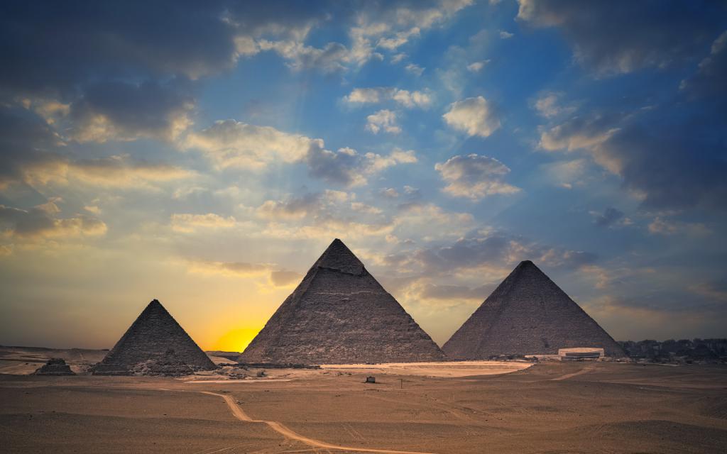 Величественные пирамиды в Египте