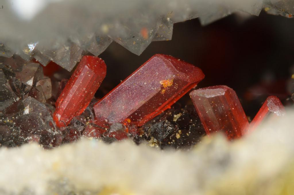 Красные кристаллы реальгара