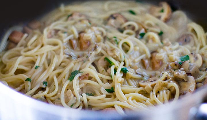 грибы и сыр в спагетти