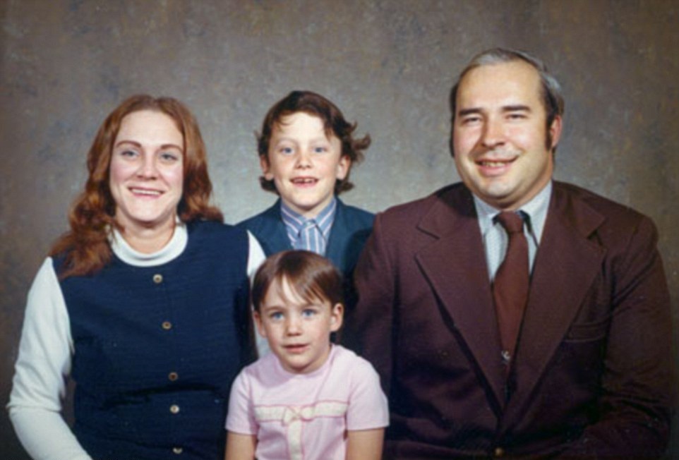 Фото счастливой семьи Дуайер из семейного альбома