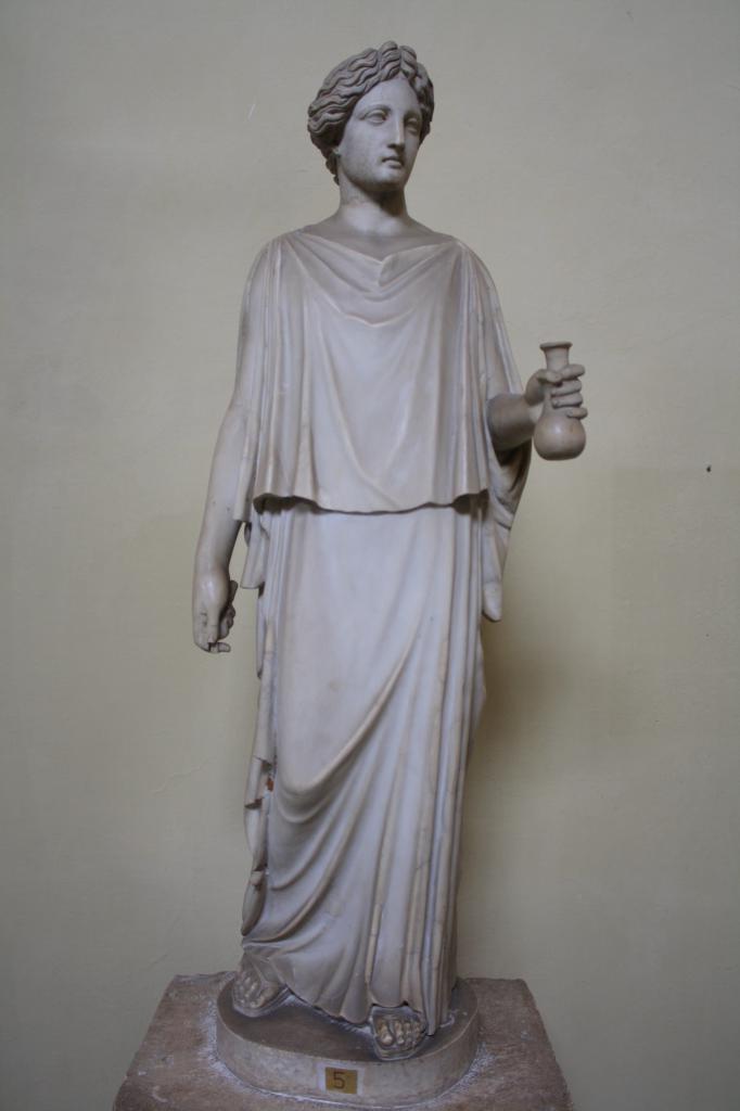Статуя древнегреческой женщины