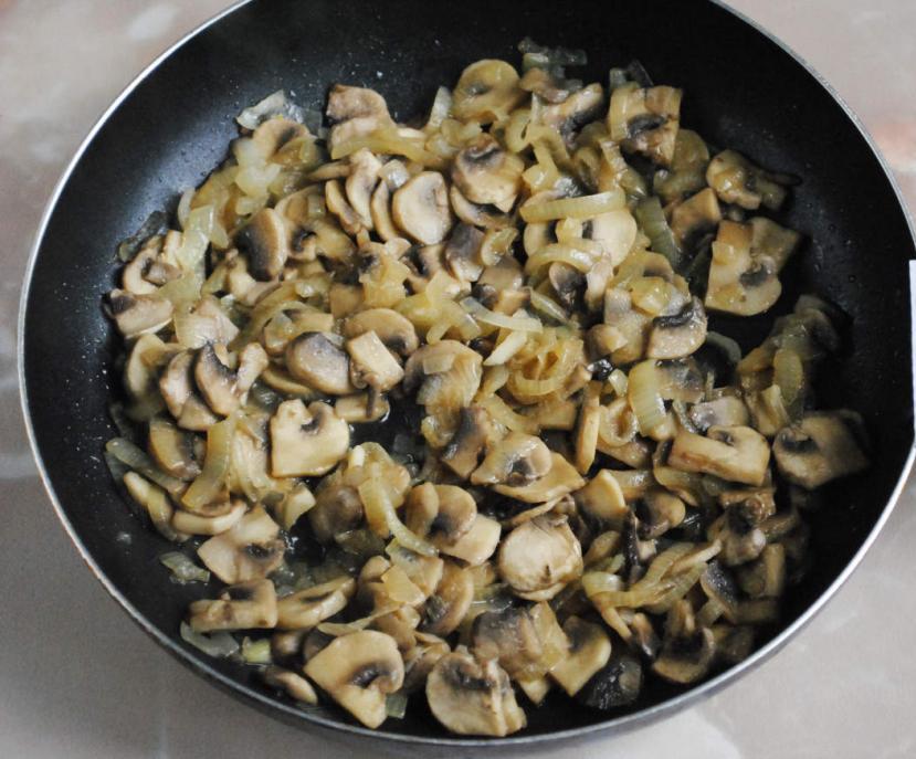 Слоеный салат с грибами и курицей: рецепты с фото, ингредиенты