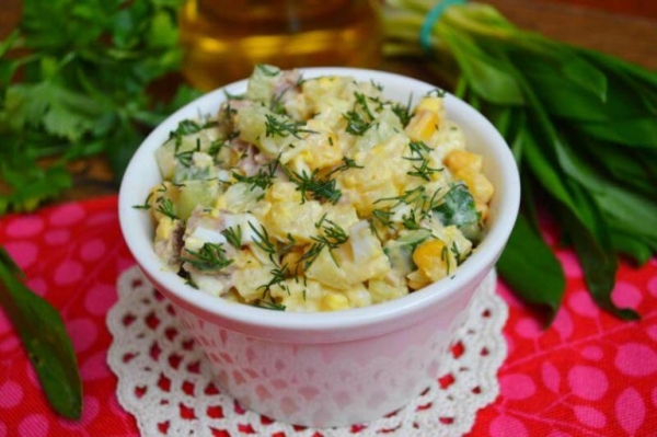 Салат: кукуруза, колбаса, огурец, сыр, яйцо. Рецепт с фото
