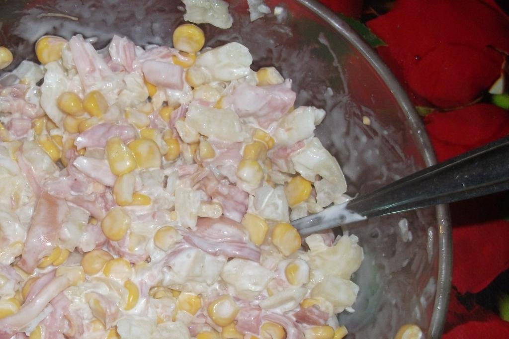 Салат: курица с ананасами и кукурузой. Рецепт приготовления
