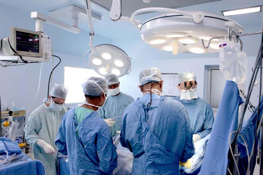 врачи над операционным столом