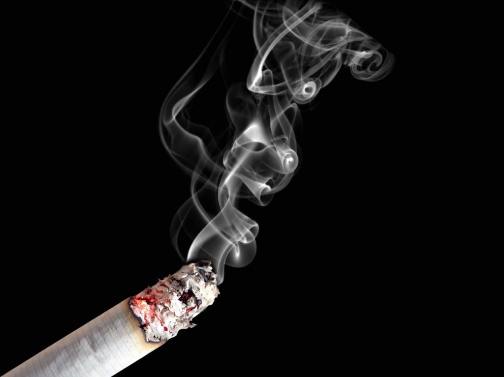 сигарета и дым