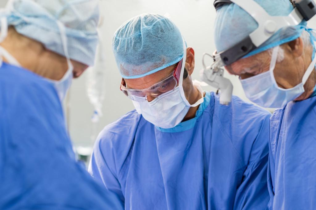 врачи проводят операцию на суставах