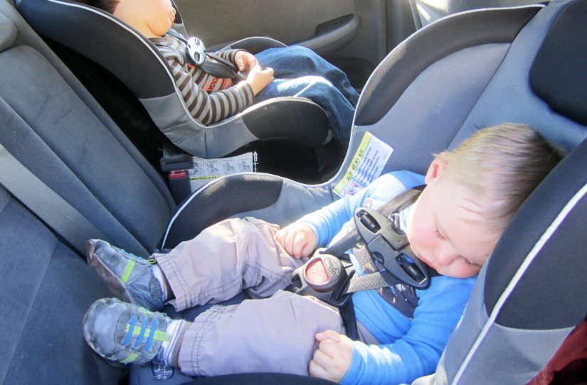 Безопасная транспортировка детей в автомобилях
