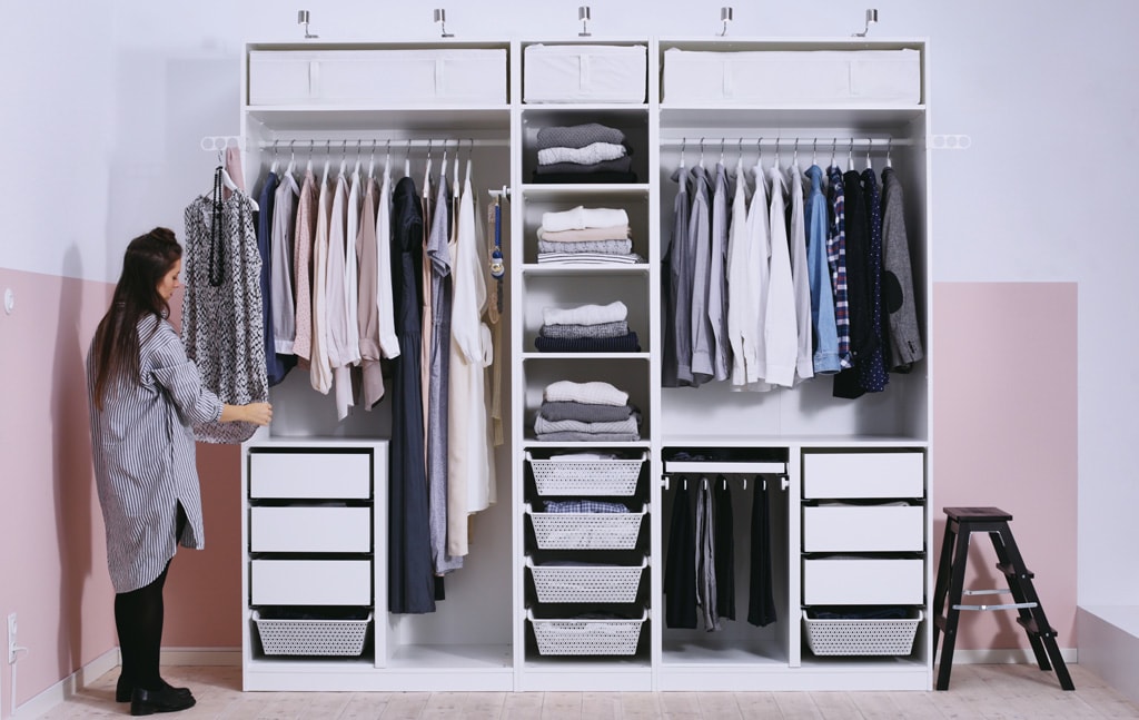 Как аккуратно сложить вещи в шкафу: полезные советы. Плечики для одежды. Порядок вещей в шкафу