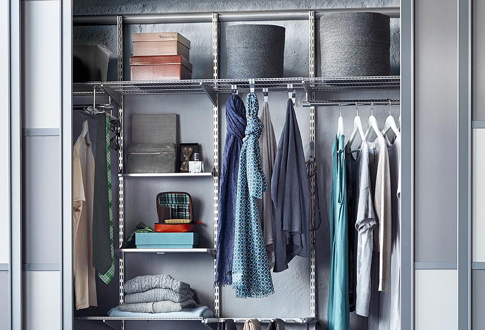 Как аккуратно сложить вещи в шкафу: полезные советы. Плечики для одежды. Порядок вещей в шкафу