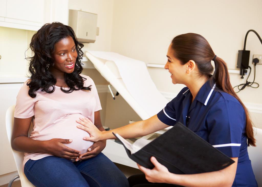 беременная на приеме врача