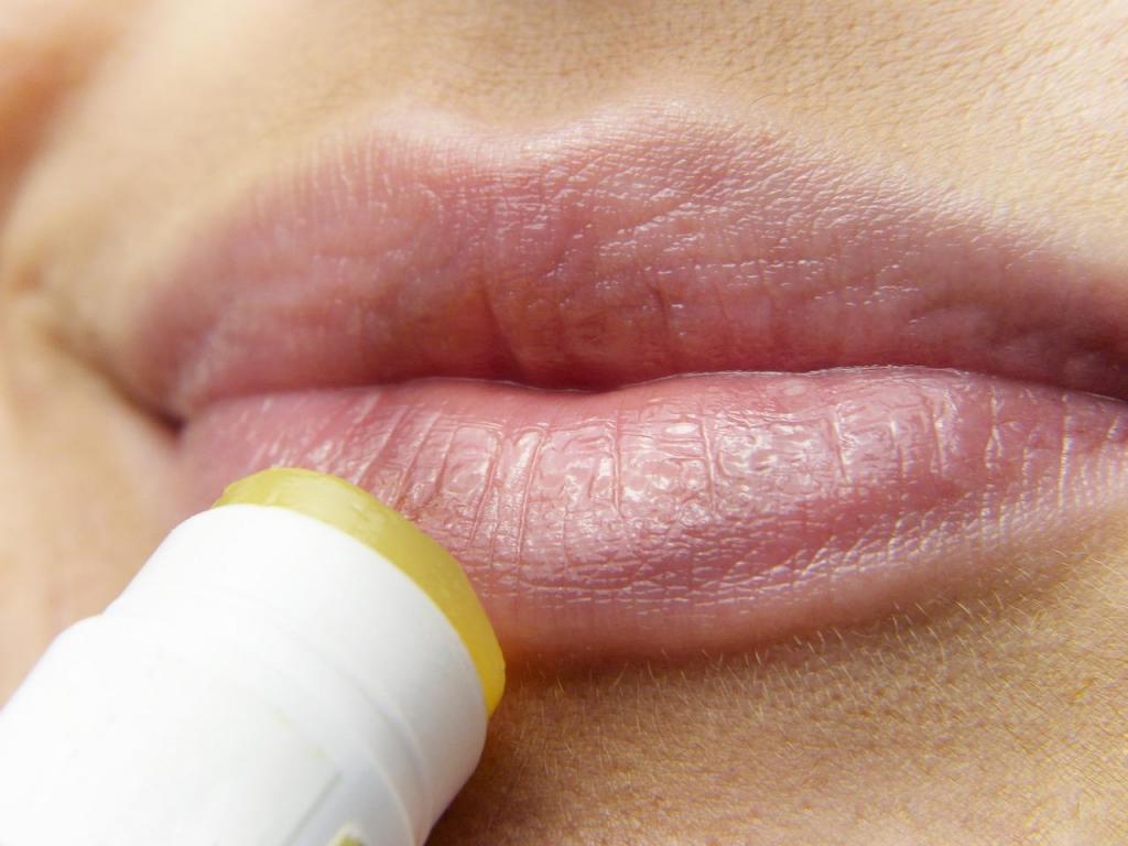 Обветренные губы: что делать, как бороться, советы косметологов и дерматологов