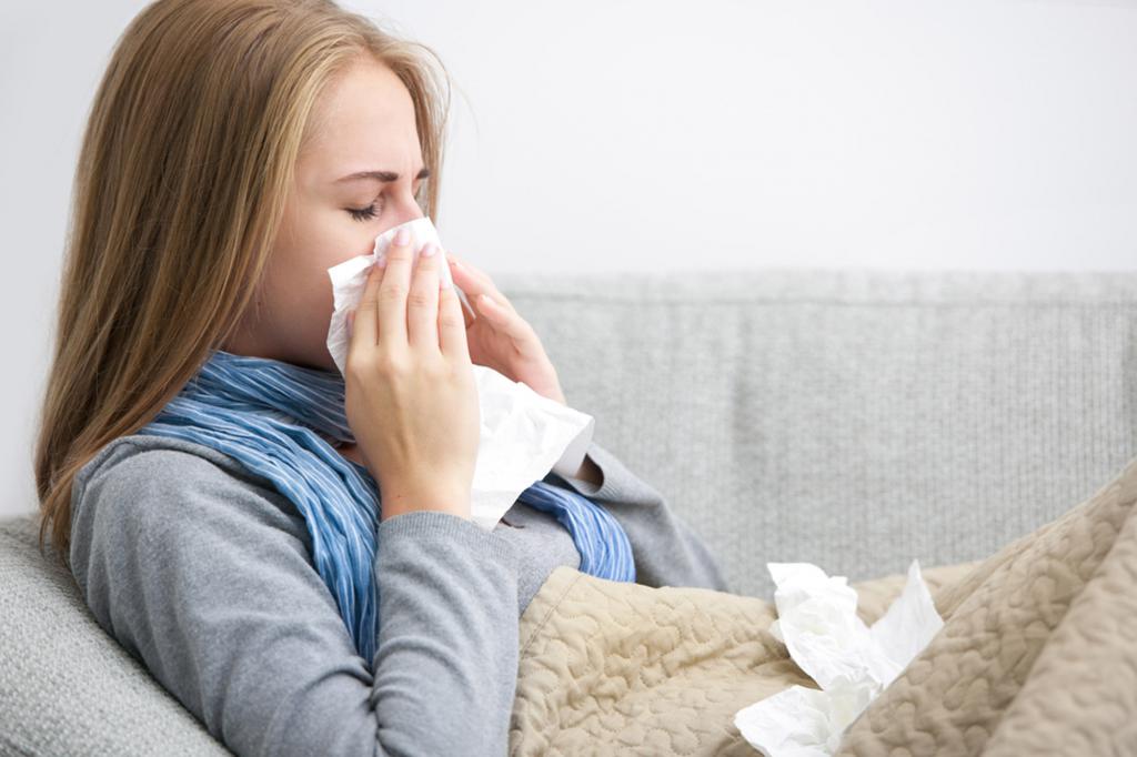 Девушка больна гриппом