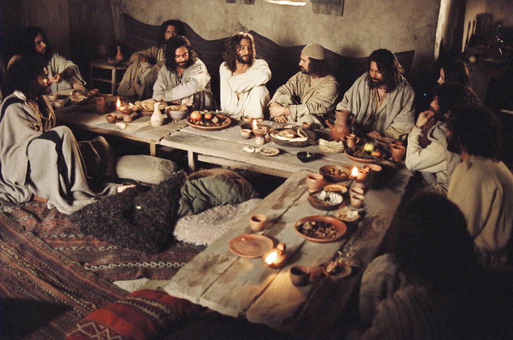 Воскресший Христос вкушает трапезу с учениками (кадры из фильма)