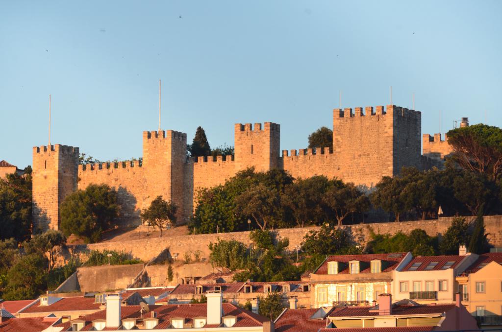 древний замок в португалии