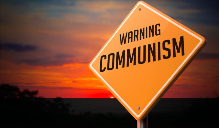 Знак с надписью: "Осторожно, коммунизм"