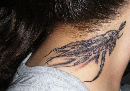 Татуировки для девушек на шее сзади: узоры, надписи, значения
