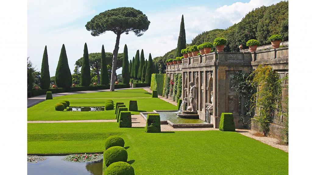 ухоженные газоны ватиканских садов