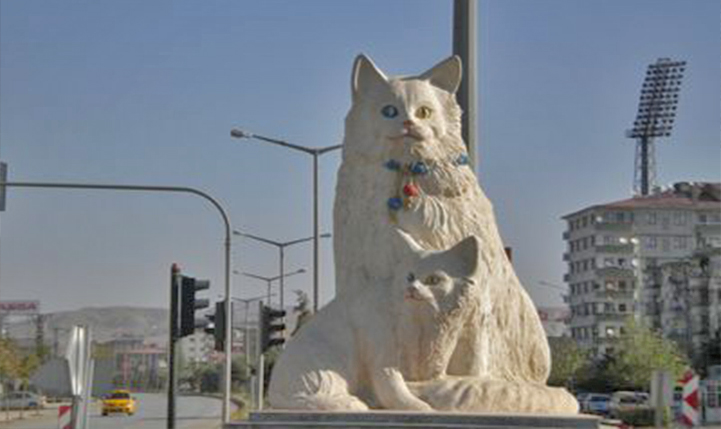 Памятник кошкам на озере Ван