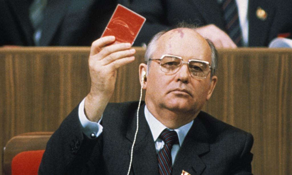 Горбачев уходит из партии