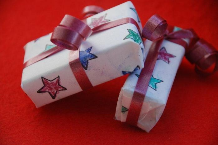новогодние игрушки своими руками из бумаги - подарочки