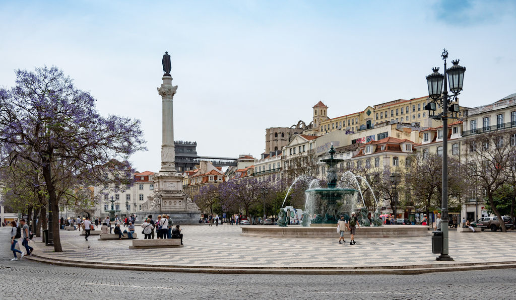 Площадь Россио в центре Лиссабона, вымощенная черно-белой мозаикой