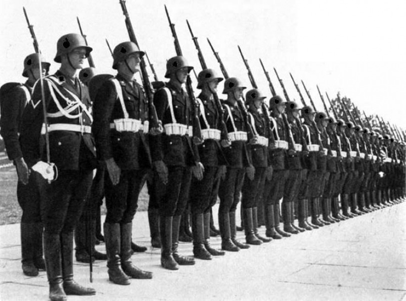 Стройные ряды солдат из отрядов СС