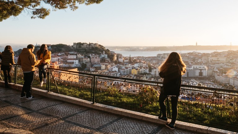 Вид на Лиссабон со смотровой площадки