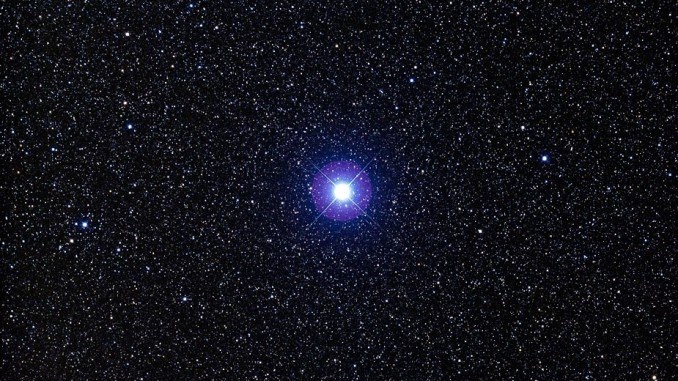 Звезда Альтаир на ночном небосводе